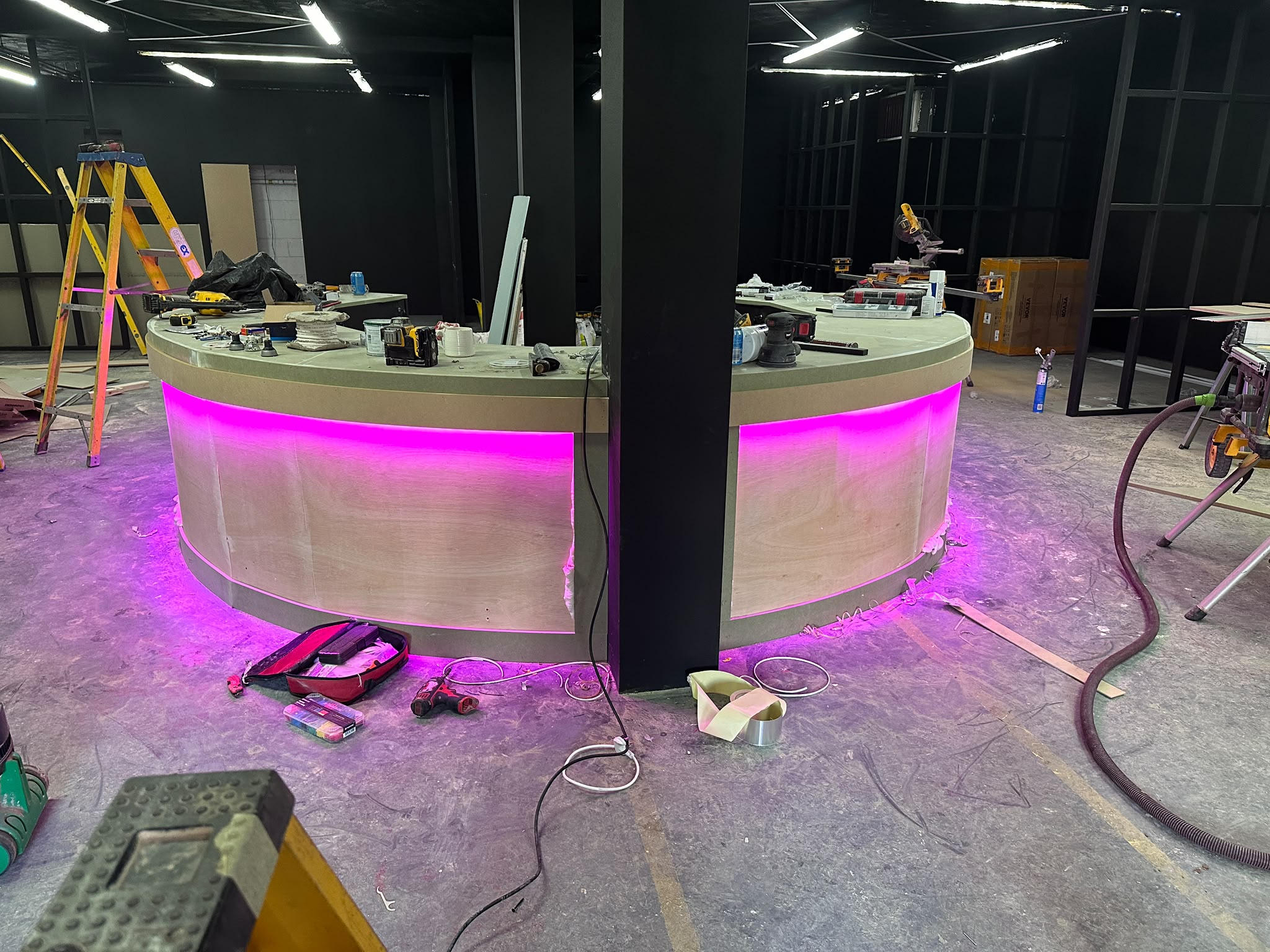 Commercial shopfitting — curved bar unit